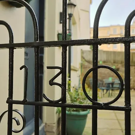 Queens Courtyard - Hopewell Apartamento Bristol